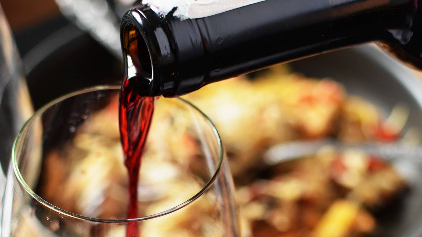 El vino tinto puede ser un excelente compañero del pescado.