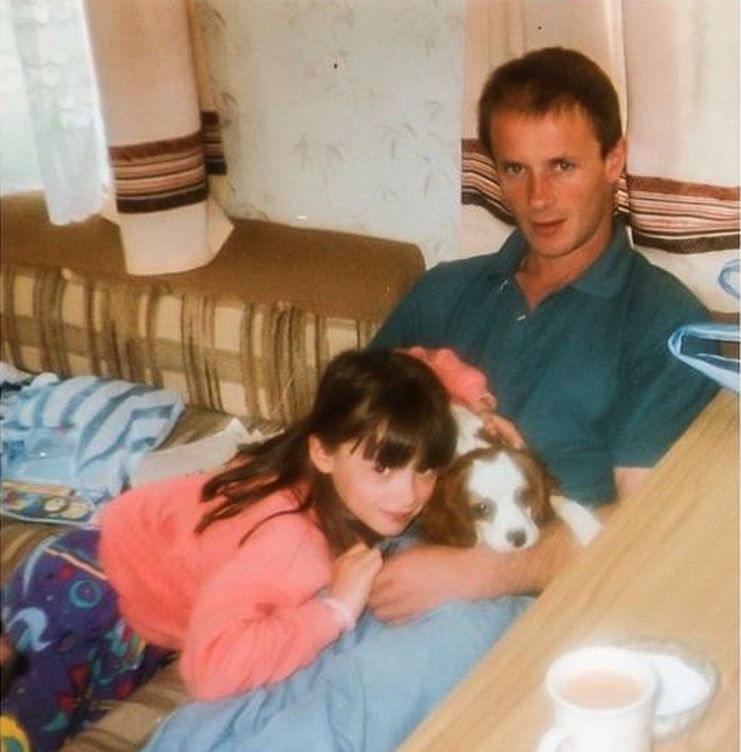 Cathriona y su padre cuando ella era una niña (Instagram)
