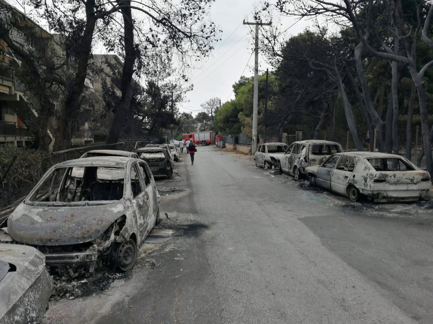 Vehículos quemados en uno de los caminos de acceso a Mati. (Reuters)
