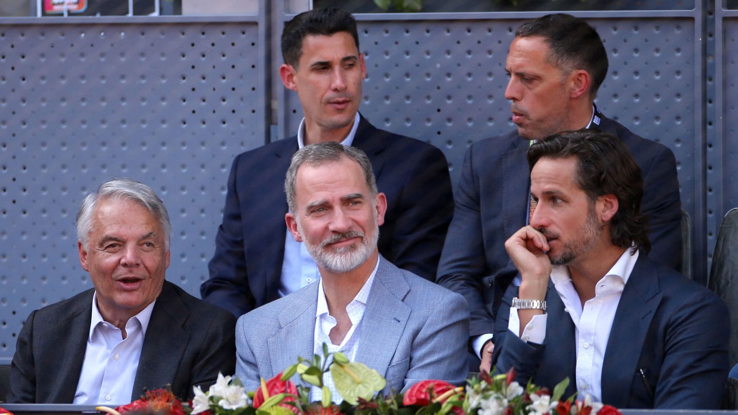 El rey Felipe VI, junto a Feliciano López, director del Mutua Madrid Open. (Reuters/Isabel Infantes)