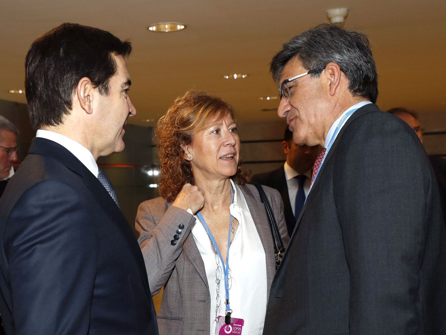 La subgobernadora del Banco de España, Margarita Delgado (c), el presidente del BBVA, Carlos Torres (i), y el consejero delegado del Santander, José Antonio Álvarez (d). (EFE)