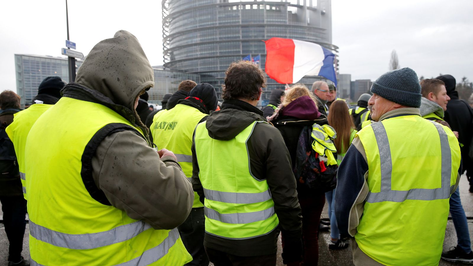 Foto: Chalecos amarillos frente a la sede del Parlamento Europeo en Estrasburgo (REUTERS)