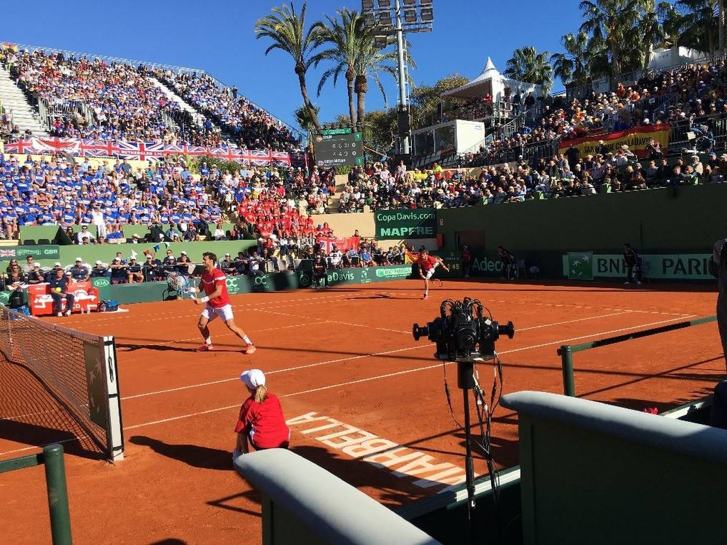 Varias cámaras graban un partido de la Copa Davis de Marbella (Constantino Villar)