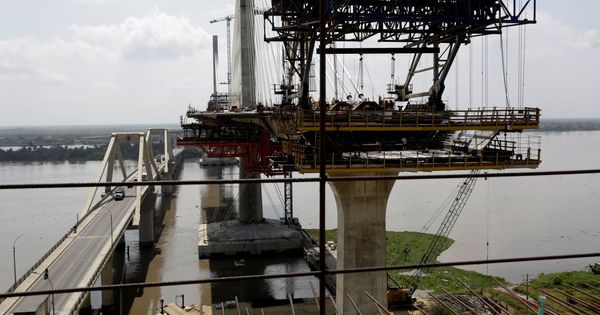 Foto: Obras para construir un enorme puente en Colombia ejecutadas por Sacyr. (EFE)