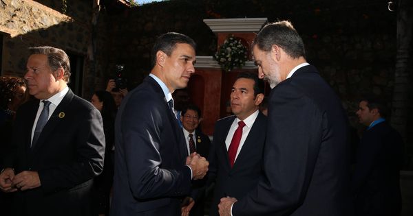 Foto: Pedro Sánchez charla con el rey Felipe VI durante la XXVI Cumbre Iberoamericana, este 16 de noviembre en Antigua, Guatemala. (Pool Moncloa)