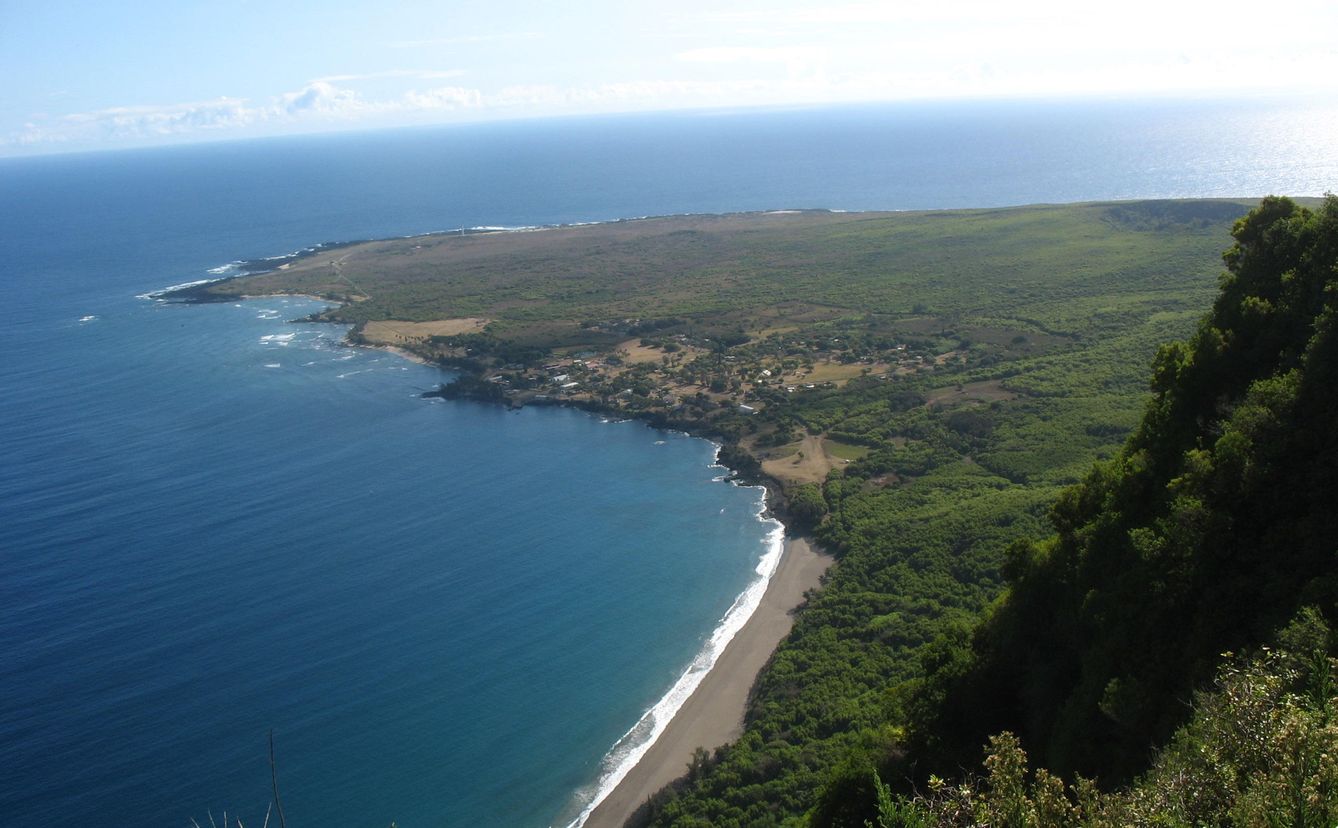 El asentamiento de Kalaupapa visto desde el acantilado que separa a la península del resto de la isla. (Djzanni)