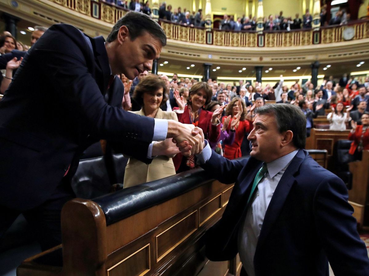 Foto: Pedro Sánchez y Aitor Esteban dándose la mano. (EFE)