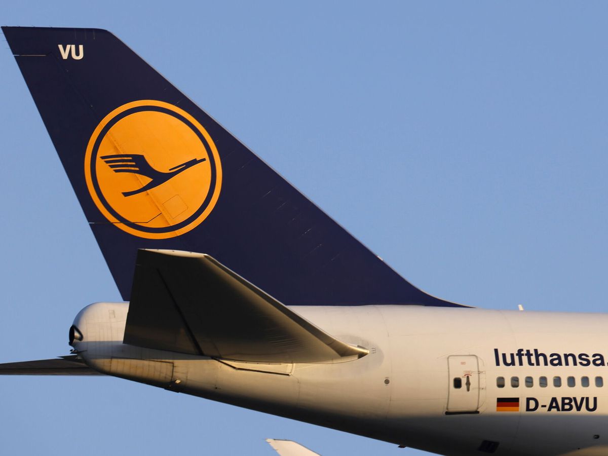 Foto: Logo de Lufthansa en la cola de un avión. (EFE/Ronald Wittek)