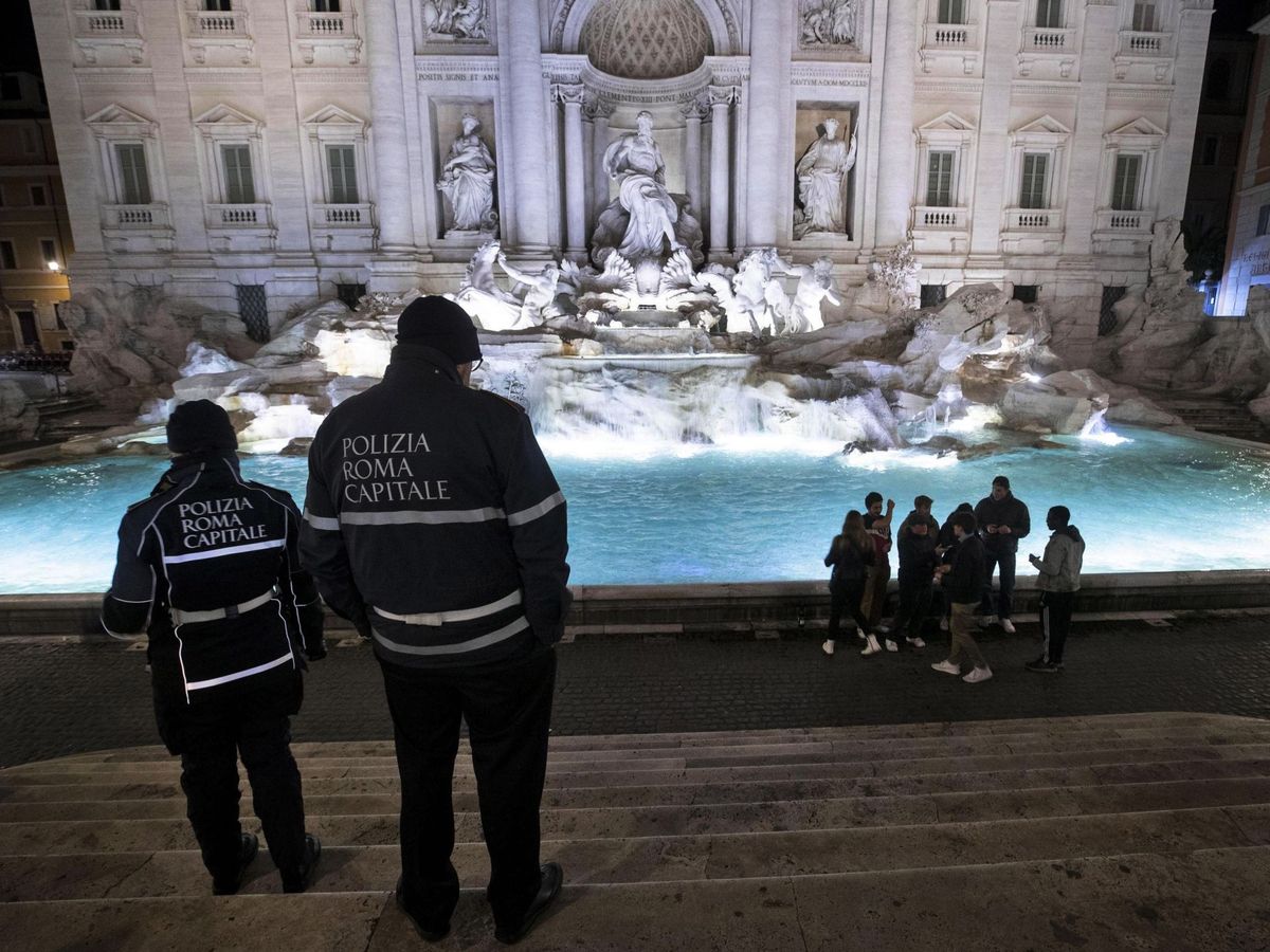 Foto: Multas en Roma a un grupo de jóvenes reunidos en la Fontana di Trevi. (EFE)