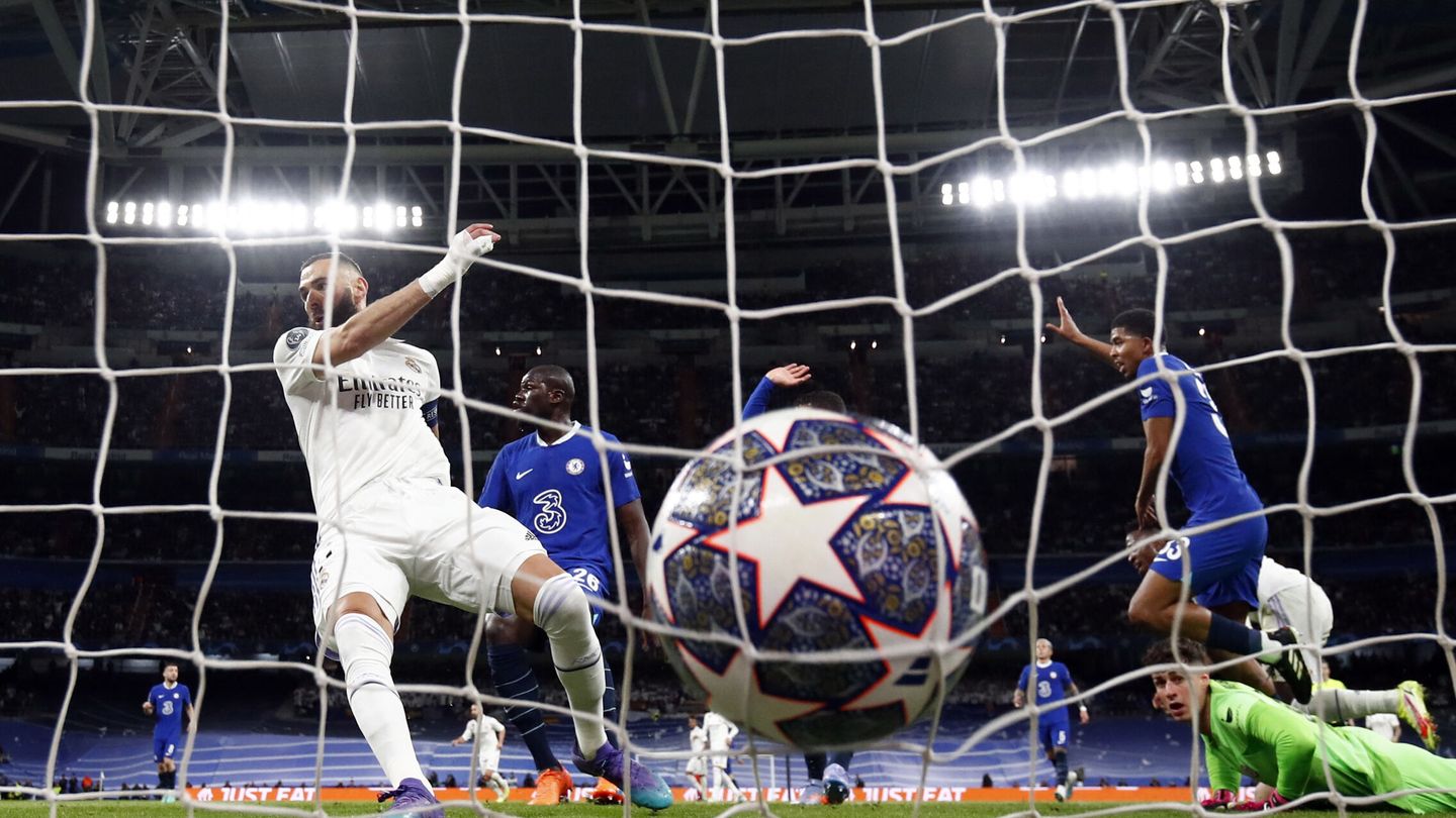 Benzema anota un gol ante el Chelsea. (Reuters)