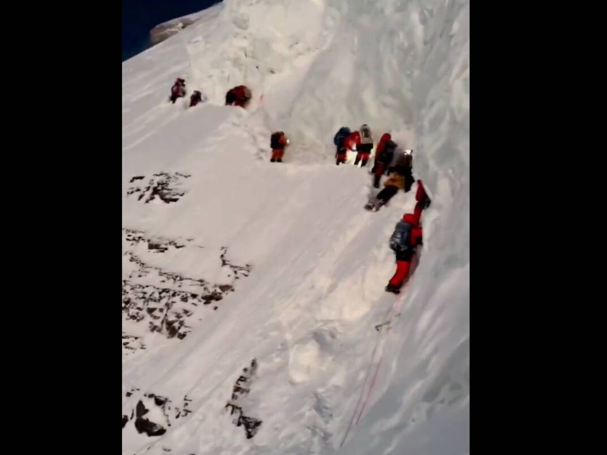 Foto: Polémico ascenso al K2: un sherpa agoniza mientras varios montañeros pasan por encima de su cuerpo. (Twitter/@northerner_the)