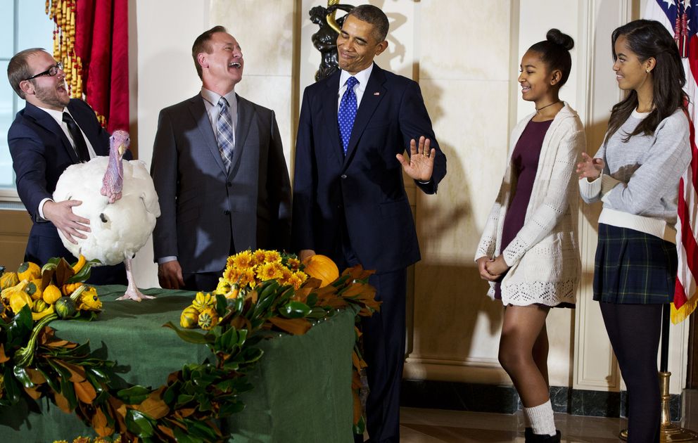 Barack Obama, con sus hijas y uno de los pavos indultados (Gtres)
