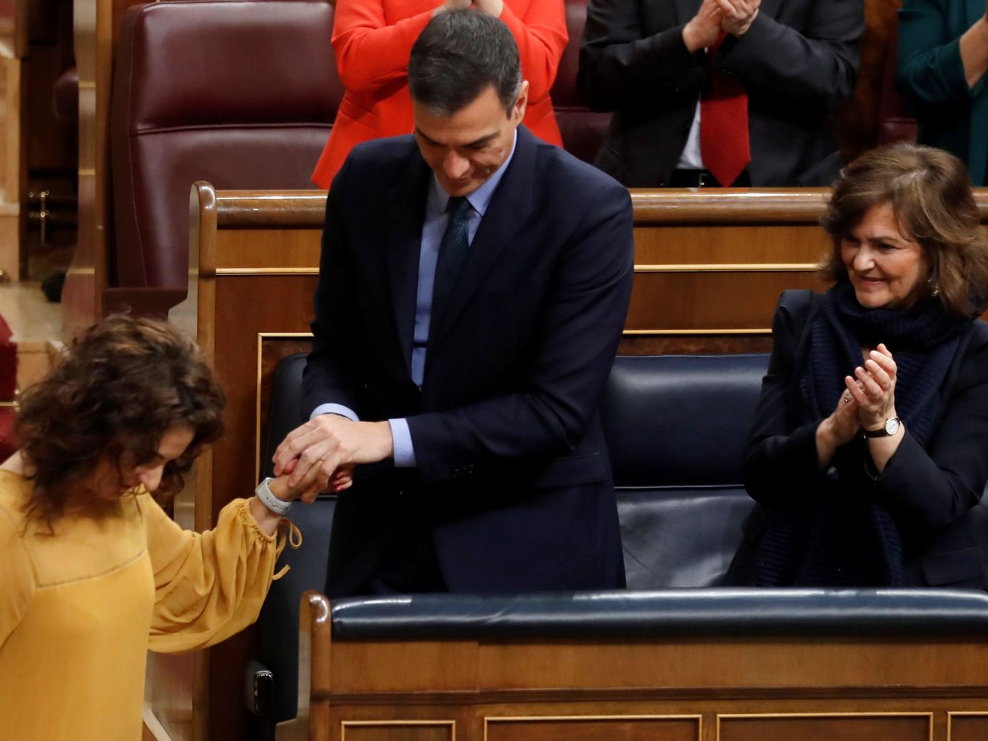 La ministra de Hacienda, María Jesús Montero, es felicitada por Sánchez, tras su intervención este 13 de febrero en el Congreso. (EFE)