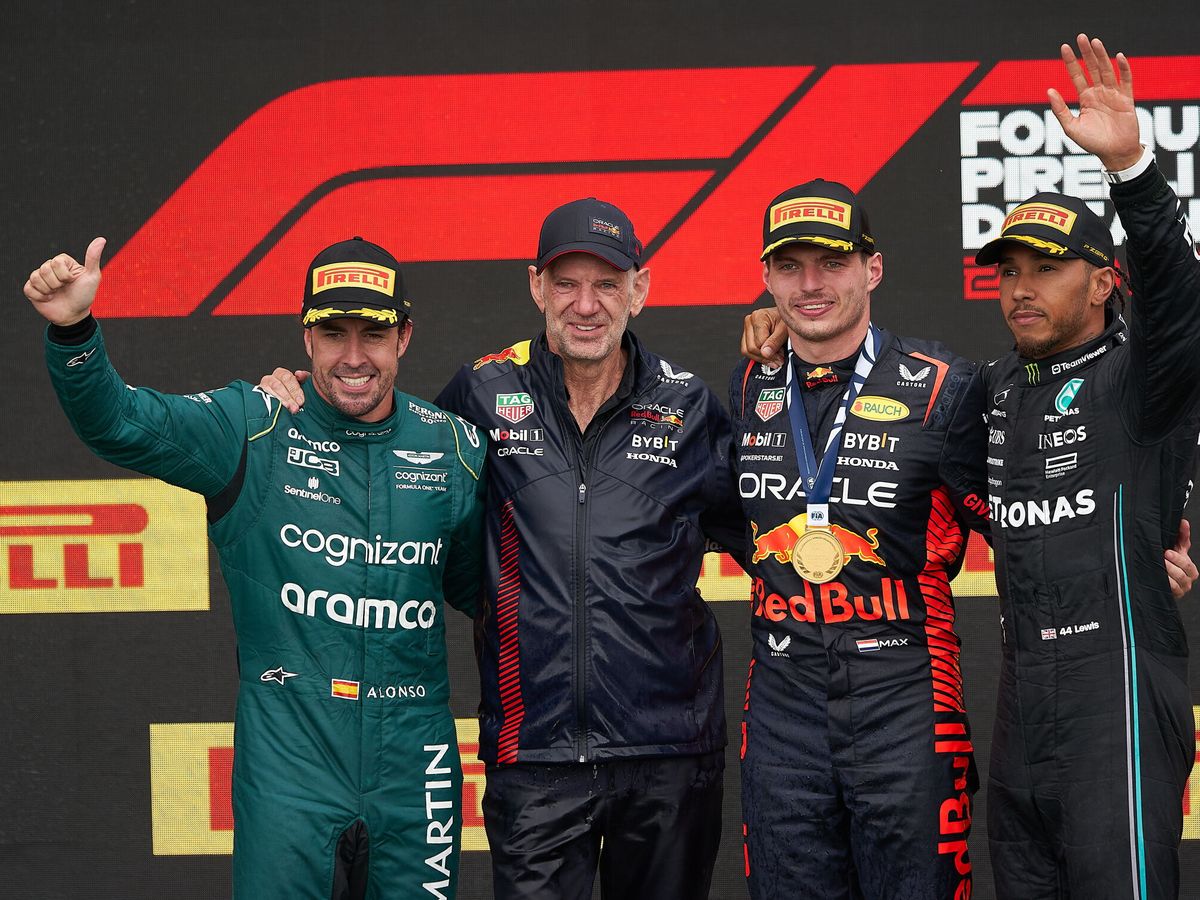 Foto: Verstappen, Alonso, Pierre Wache y Hamilto, en el podio. (EFE/EPA/Andre Pichette)