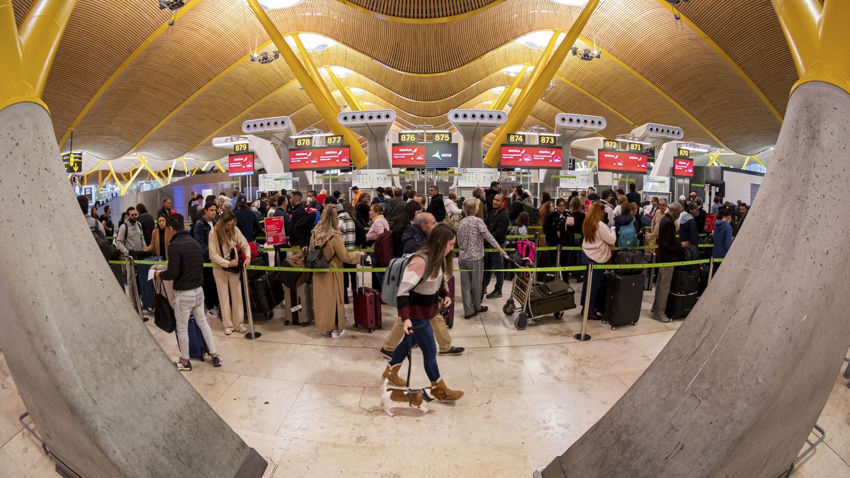 Los controles a todos los pasajeros del primer vuelo que llegó de China a Barajas dan negativo