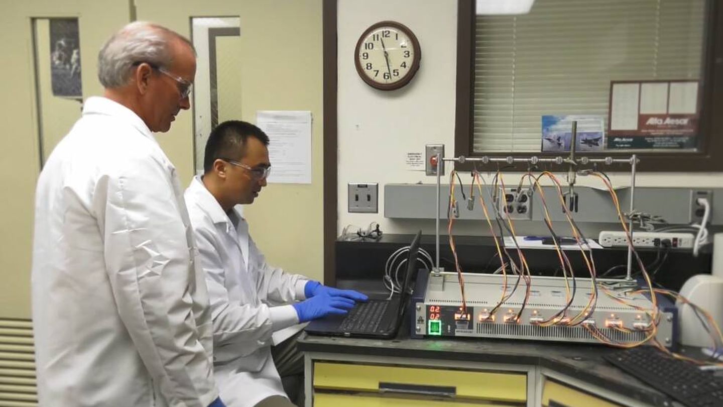 Los investigadores de la NASA John Connell y Yi Lin comprobando el nivel de rendimiento del cátodo de la batería SABERS. (NASA)