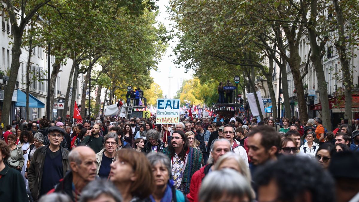 Miles de personas toman las calles de París contra la carestía de la vida y la inacción climática