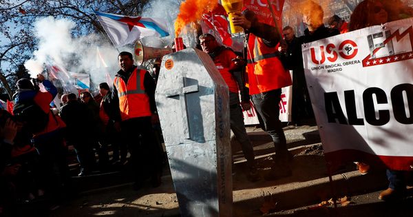 Foto: Manifestación de los trabajadores de Alcoa frente al Ministerio de Industria, en Madrid. (Reuters)