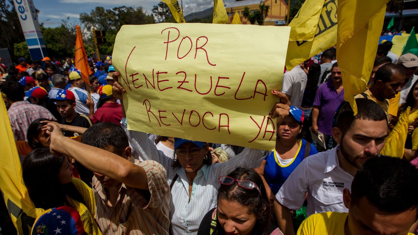 Manifestación para exigir el referendo para revocar al presidente venezolano Nicolás Maduro. (EFE)