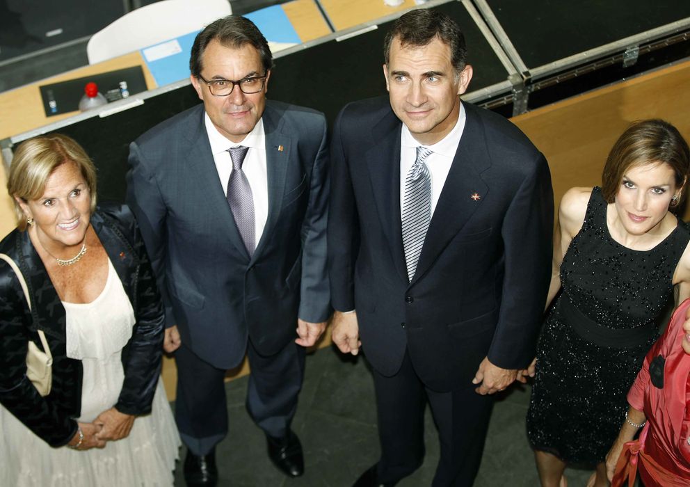Foto: Los Reyes junto al presidente de la Generalitat de Catalunya, Artur Mas y la presidenta del Parlament, Nuria de Gispert (EFE)