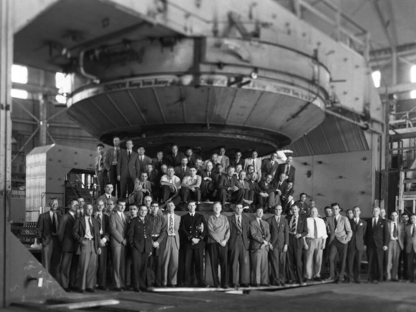 Lawrence y su equipo, frente al ciclotrón de 184 pulgadas. (Berkeley Lab)