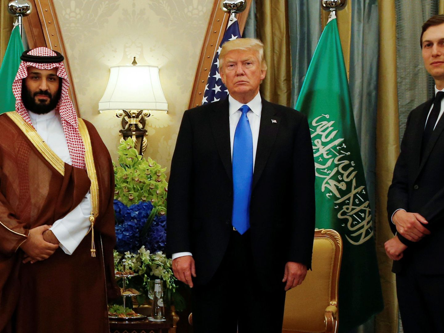 Donald Trump y su yerno y asesor Jared Kushner con el príncipe heredero saudí Mohamed Bin Salman en el Hotel Ritz Carlton de Riad, en mayo de 2018. (Reuters)