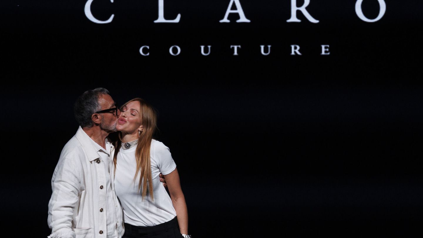 El diseñador Fernando Claro besa a su hija Beatriz tras la presentación de la colección primavera-verano 2023 de CLARO Couture. (EFE/Sergio Pérez)
