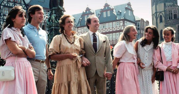 Foto: El matrimonio Ruiz-Mateos con algunos de sus hijos, en una imagen de archivo. (Cordon Press)