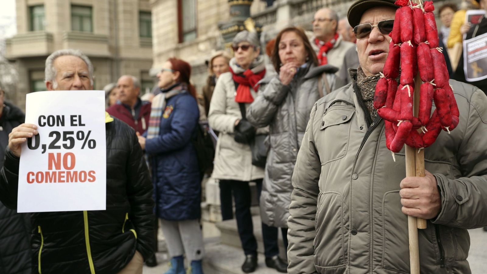 Foto: Concentración de pensionistas en Bilbao. (EFE)
