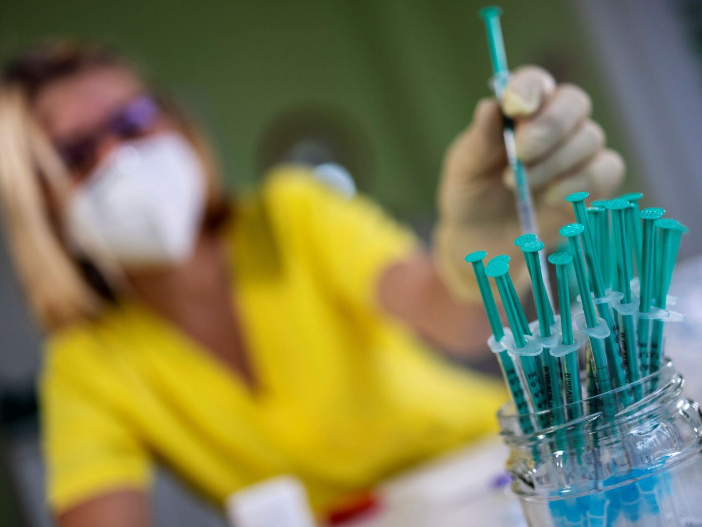 Una enfermera prepara vacunas contra el coronavirus en Alemania. (Reuters)
