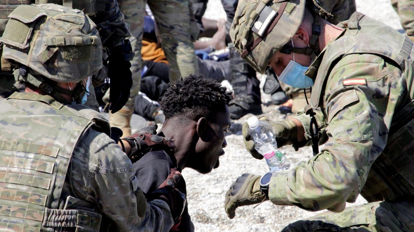 Foto: Soldados auxiliando a un inmigrante durante la crisis migratoria de Ceuta en mayo. (EFE)