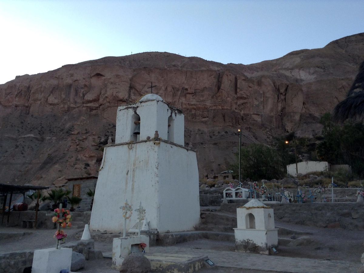 Foto: Iglesia de San Pedro en Esquiña, una aislada localidad de 23 casas en la región norteña de Arica y Parinacota. (EFE/Arica de Nazca)