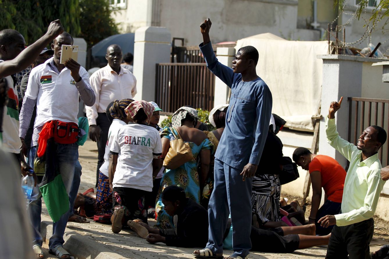 Independentistas, durante una marcha en apoyo al líder de Los Pueblos Indígenas de Biafra, Nnamdi Kanu, en Abuya. (Reuters)