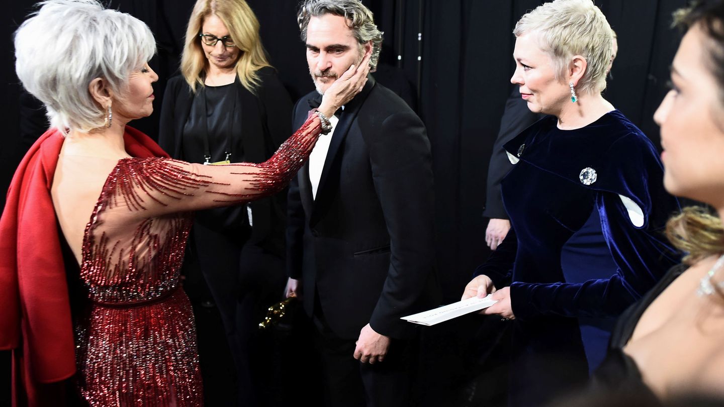 Joaquin Phoenix con Jane Fonda después de recibir su Oscar al Mejor Actor. (Reuters)