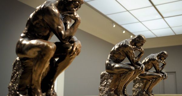 Foto: Tres reproducciones de 'El pensador', del artista francés Auguste Rodin. (EFE)