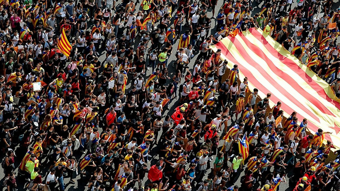 Miles de estudiantes de secundaria y universitarios, durante la manifestación a favor del referéndum. (EFE)
