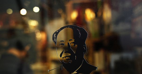 Foto: Un retrato de Mao Zedong en la vitrina de una librería de Hong Kong, en 2012. (Reuters)