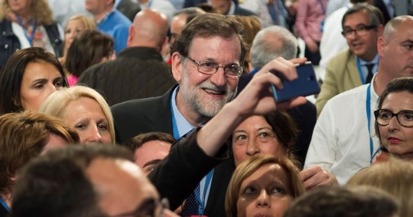 Foto:  El presidente del Gobierno, Mariano Rajoy, se fotografía con unos asistentes a la Convención Nacional del PP. (EFE)