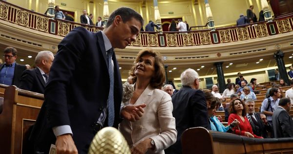 Foto: Pedro Sánchez, junto con la vicepresidenta, Carmen Calvo, este 23 de julio en el Congreso, tras la votación. (EFE)