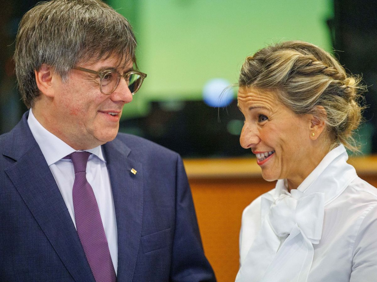 Foto: Carles Puigdemont y Yolanda Díaz se reúnen en Bruselas. (EFE/EPA/Olivier Matthys)