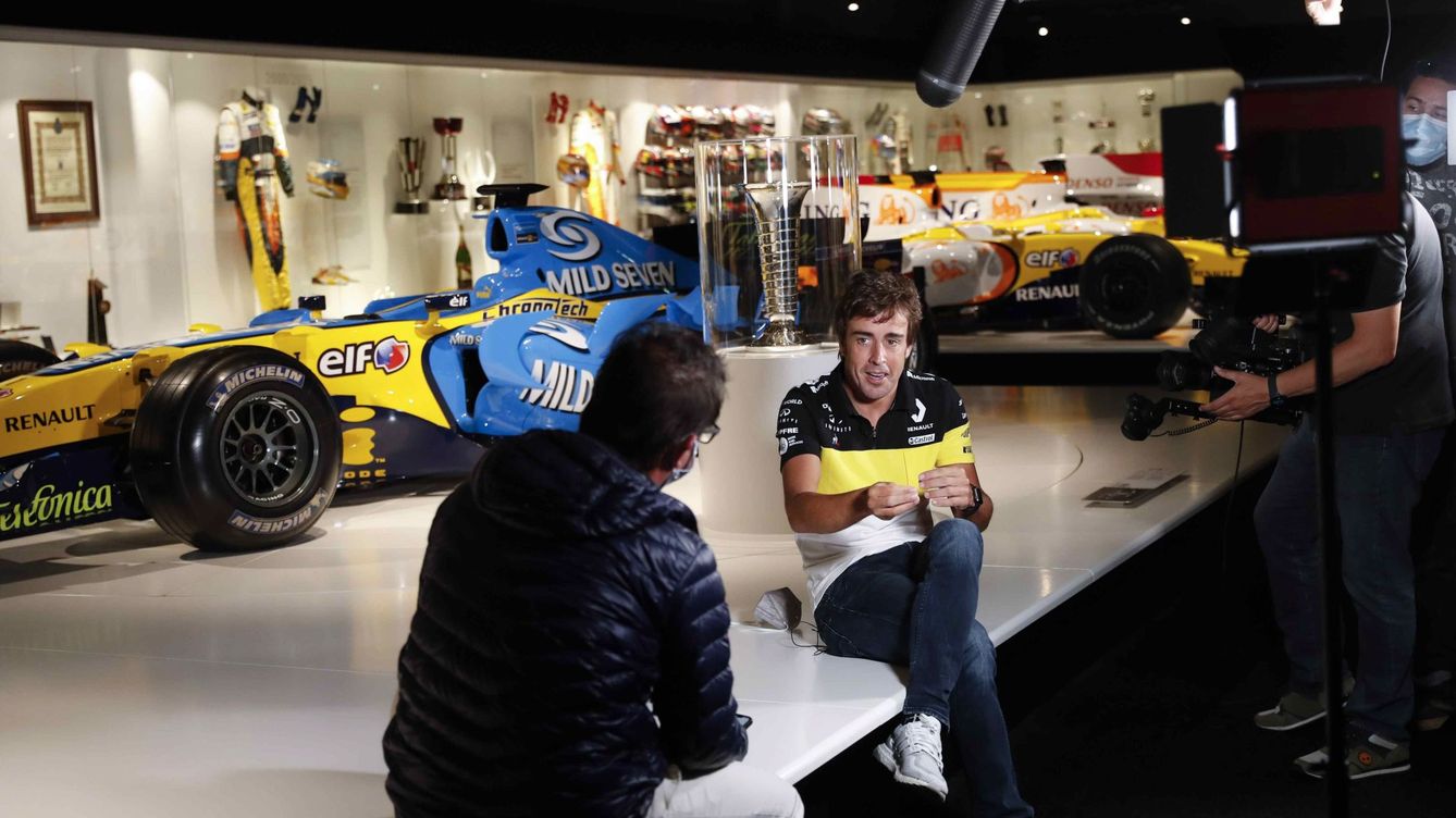 Foto: Alonso, en su museo con los monoplazas victoriosos de Renault. (EFE/J.L. Cereijido)