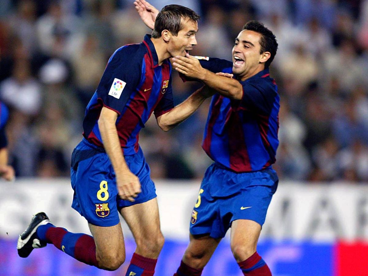 Foto: Xavi y Cocu celebrando un gol en la 2003-04. (Reuters/Tom Pick)
