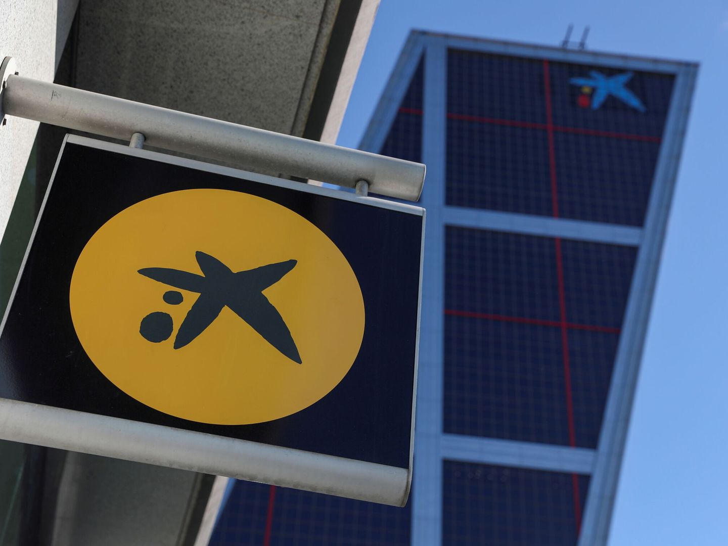 El logo de CaixaBank en las torres KIO. (Reuters)