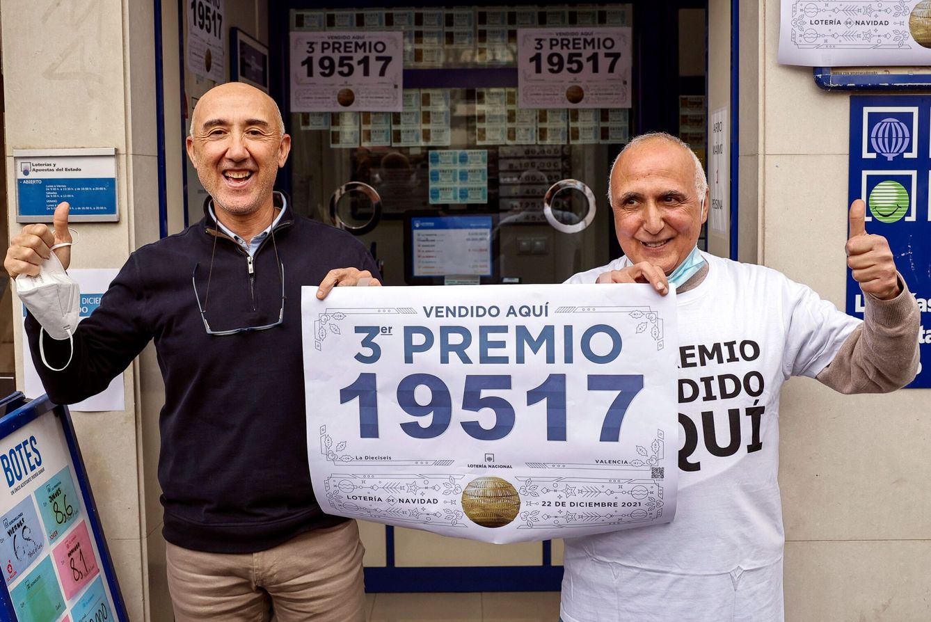 Los loteros de la administración de loterías número 16, ubicada en la calle Xàtiva 16, en las inmediaciones de la Estación del Norte y la plaza del Ayuntamiento de la capital valenciana, celebran la venta de 1.030 décimos de este número (EFE)