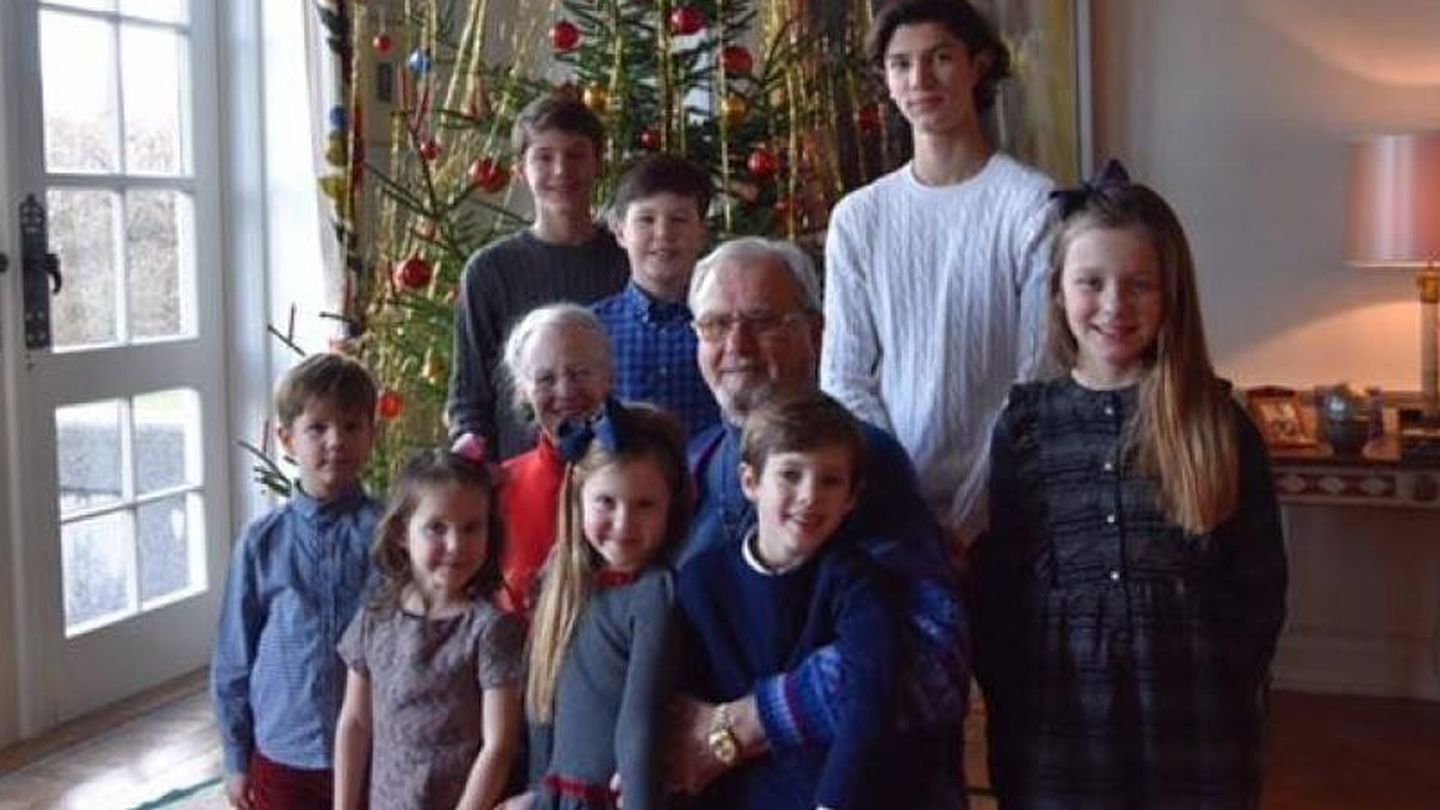 Margarita y Henrik con sus ocho nietos en 2016. (Kongehuset)