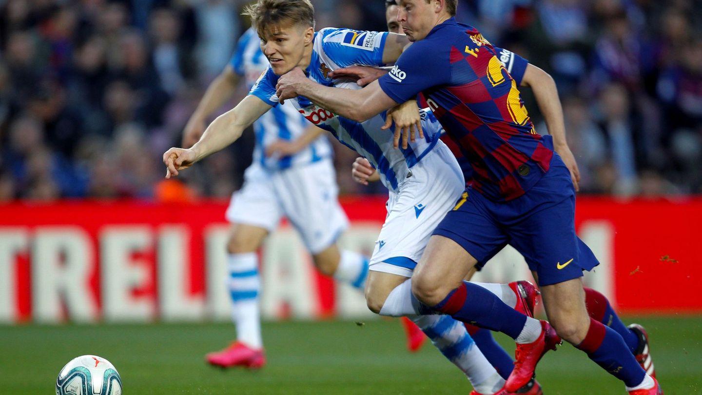 Odegaard disputa el balón con De Jong, durante el FC Barcelona-Real Sociedad. (EFE)