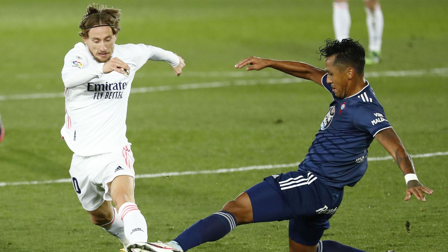 Modric trata de superar a un rival en el terreno de juego. (Reuters)