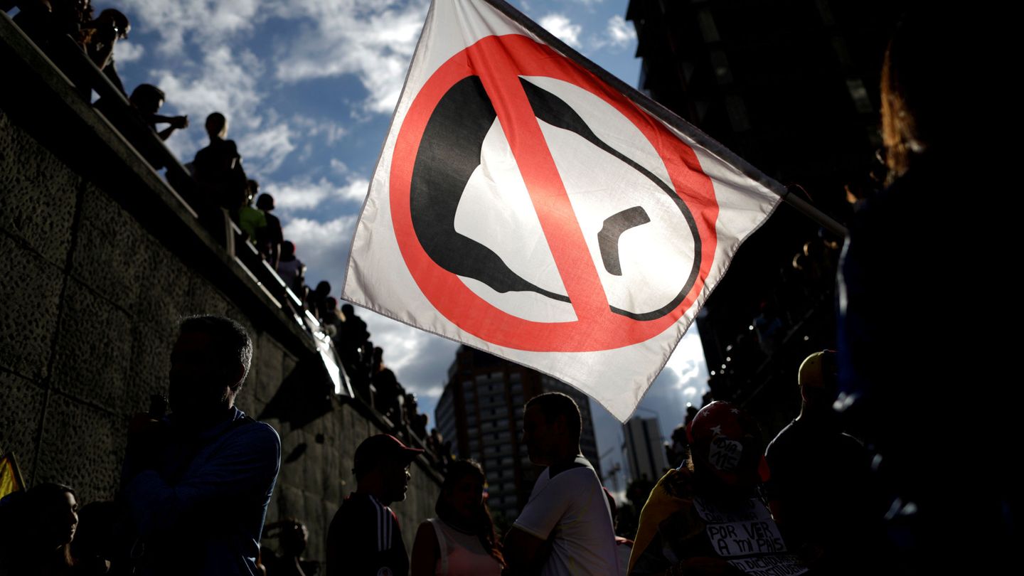 Opositores venezolanos agitan una bandera anti-Maduro en Caracas, el 24 de julio de 2017. (Reuters)