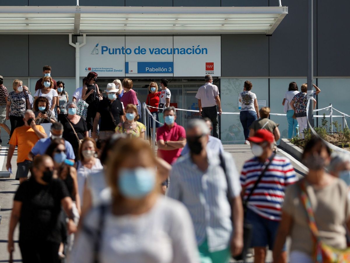 Foto: Centenares de ciudadanos esperan su turno para vacunarse en el hospital Enfermera Isabel Zendal. (EFE) 