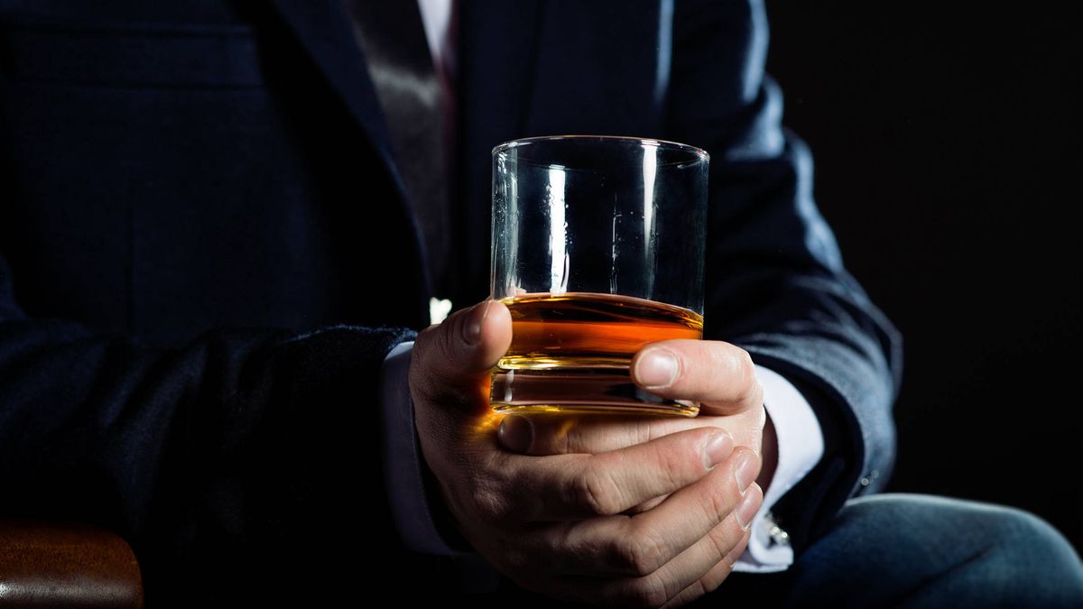 Los hombres y mujeres que ocupan altos cargos consumen más alcohol
